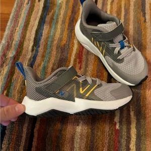 NWOT new balance kids size 9 sneaker